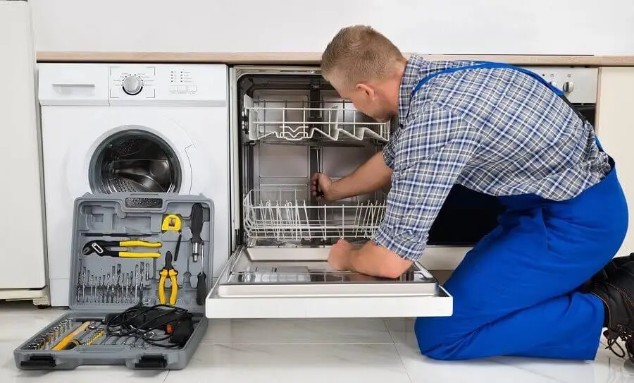 Etimesgut Gaggenau servisi teknisyen ekibi beyaz eşya tamiri yaparken